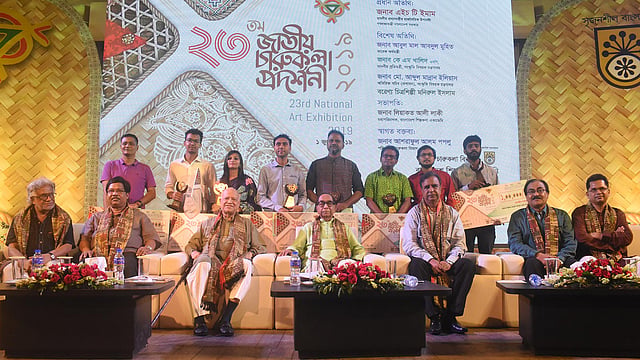 অতিথিদের সঙ্গে জাতীয় চারুকলা প্রদর্শনীর এবারের বিজয়ীরা। ছবি: প্রথম আলো