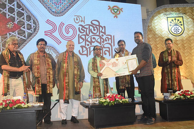 শ্রেষ্ঠ শিল্পীর পুরস্কার নিচ্ছেন শিল্পী কামরুজ্জামান। ছবি: প্রথম আলো