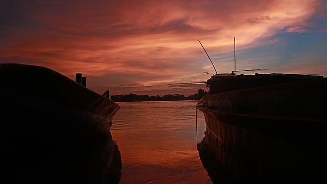 ভাসা পানিতে নদের ঘাটে নৌকা