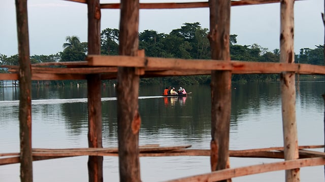 বাওরকান্দি হাওরে নৌকায় করে ঘুরে বেড়াচ্ছে এক পরিবার