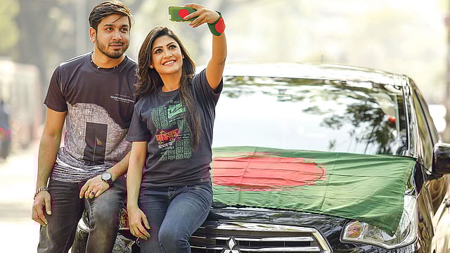 নিত্য উপহারের টি–শার্টগুলোয় ফুটে ওঠে বাংলাদেশ। ছবি: নকশা