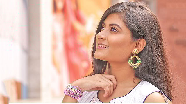 গয়নায় ব্যবহার করা হয়েছে নানা উপকরণ। পোশাক ও গয়না: ইয়াং কে