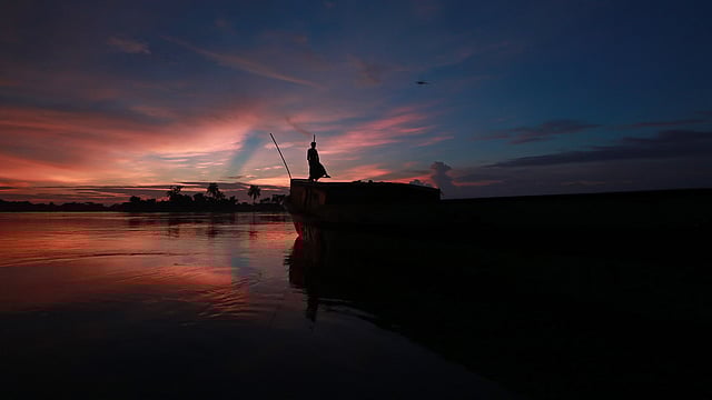 রঙিন পানিতে নৌকার মাঝি