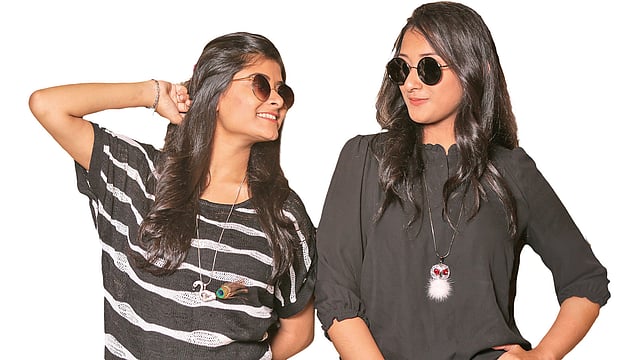 পাথর ও পালকের গয়নাও পছন্দ কিশোরীদের