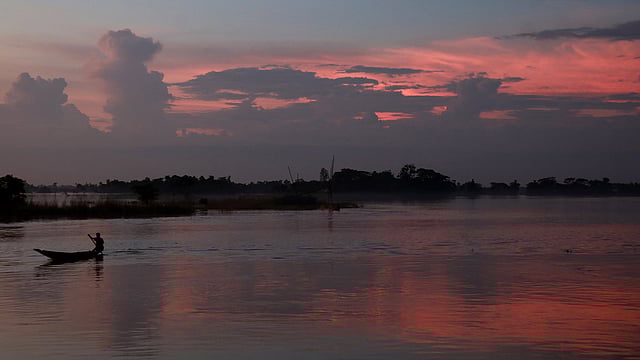 নৌকায় নিয়ে বাড়ি ফেরা