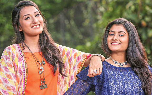 গয়নায় ব্যবহার করা হয়েছে নানা উপকরণ। পোশাক ও গয়না: ইয়াং কে