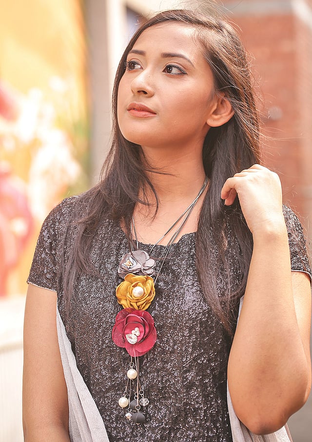 গয়নায় ব্যবহার করা হয়েছে নানা উপকরণ। পোশাক ও গয়না: ইয়াং কে