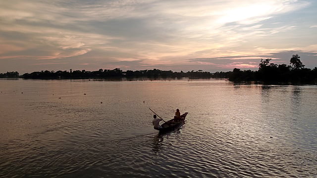 নৌকায় করে নদ পার হচ্ছেন এক দম্পতি