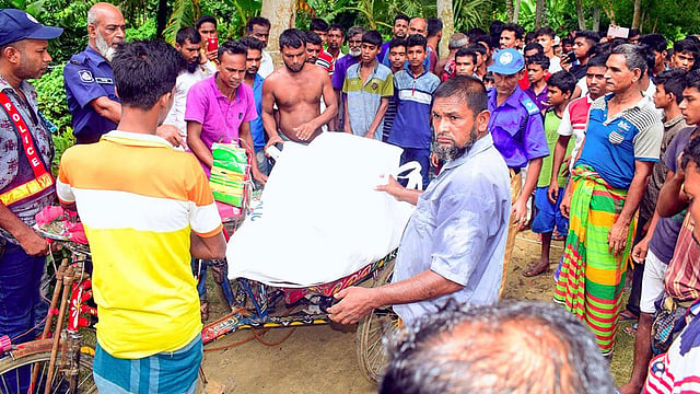 মাগুরার মহম্মদপুরে মাথাবিহীন একটি মরদেহ উদ্ধার করেছে পুলিশ। আজ মঙ্গলবার সকালে উদ্ধার হওয়া মরদেহের পরিচয় পাওয়া যায়নি। ছবি: প্রথম আলো।