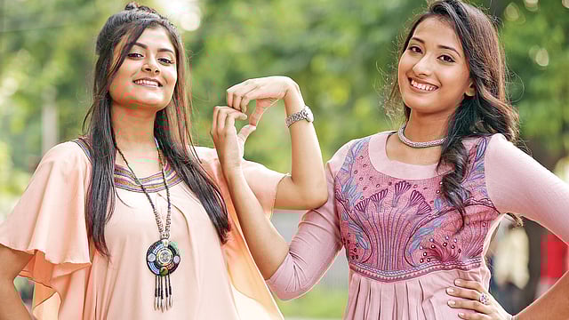 গয়নায় ব্যবহার করা হয়েছে নানা উপকরণ। পোশাক ও গয়না: ইয়াং কে