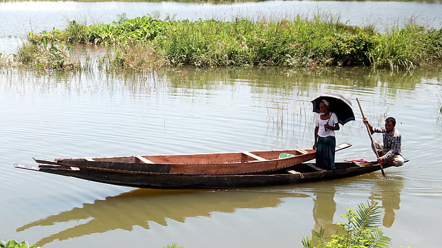 নৌকার ওপর নৌকা তুলে বাজারে আনা হচ্ছে