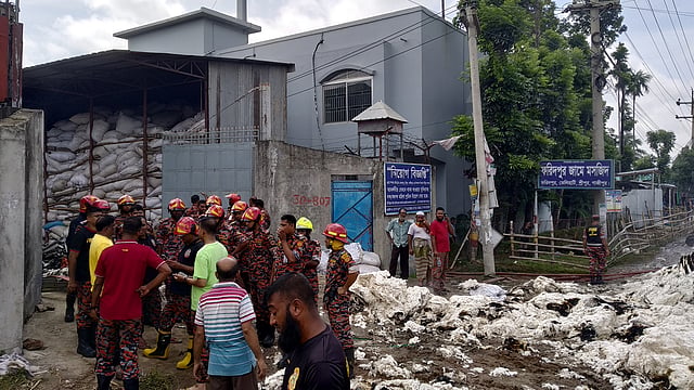 গাজীপুরের শ্রীপুরে অটো স্পিনিং মিলে গতকাল আগুন লাগে। ৩ জুলাই, সকাল ১০টা। ছবি: সাদিক মৃধা