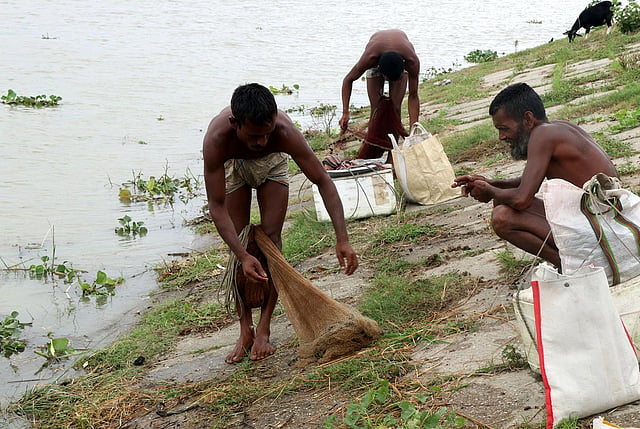 নদীতীরে জাল ঝেড়ে শুকিয়ে নেওয়া হচ্ছে।