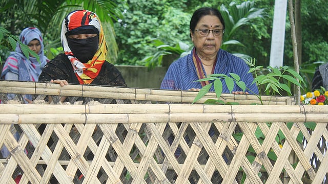 নুসরাত জাহানের কবরে ফুল দিয়ে শ্রদ্ধা জানান মালেকা বেগম। সঙ্গে ছিলেন নুসরাতের মা। ছবি: প্রথম আলো