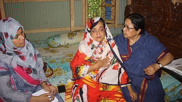 মাদ্রাসাছাত্রী নুসরাত জাহানের বাড়িতে তাঁর মা শিরিন আক্তারের (মাঝে) সঙ্গে মালেকা বেগম (ডানে)। ছবি: প্রথম আলো