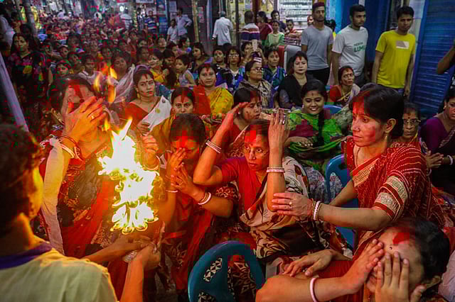 জাতি-ধর্ম-বর্ণনির্বিশেষে এখানে উৎসবের আমেজ ছড়িয়ে পড়েছিল।