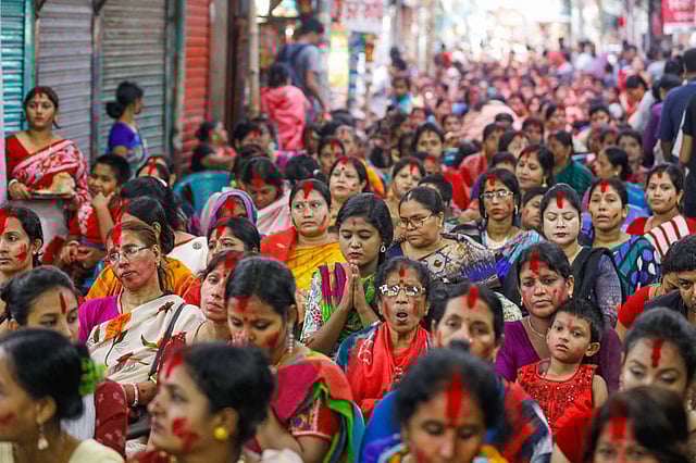 এই পূজায় ঢাকা ও ঢাকার বাইরের বিভিন্ন এলাকা থেকে পুণ্যার্থীরা যোগ দেন।