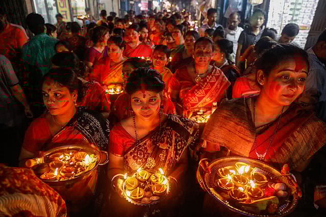 পূজা শেষে প্রদীপ ভাসাতে বুড়িগঙ্গা নদীর পথে যাত্রা।