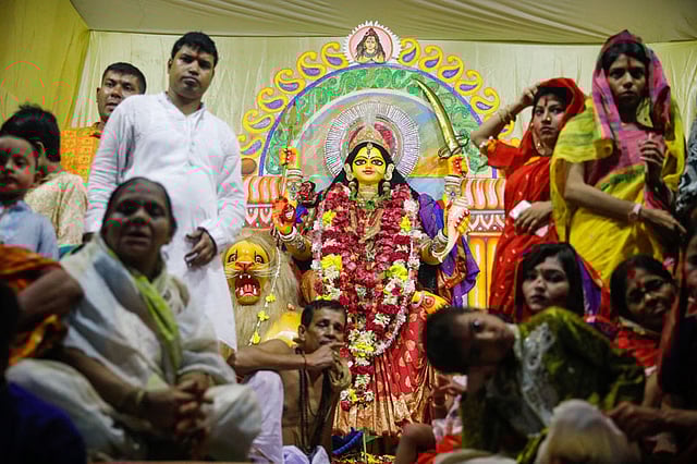 দুপুর থেকে অধিবাস, গীতা ও ভাগবত পাঠের মধ্যে দিয়ে পূজার অনুষ্ঠান শুরু হয়।