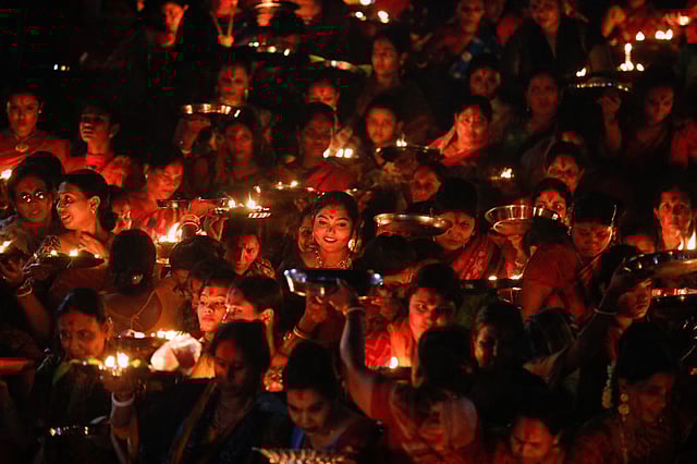 ভক্তরা প্রদীপ, সিঁদুর, প্রসাদ দিয়ে ডালা সাজিয়ে বুড়িগঙ্গা নদীর তীরে।