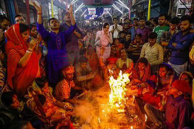 মাঙ্গলিক আচার ও যজ্ঞ অনুষ্ঠানের মাধ্যমে পূজা সম্পন্ন করেন ধর্মীয় ব্যক্তিত্ব দুলাল সাধু।