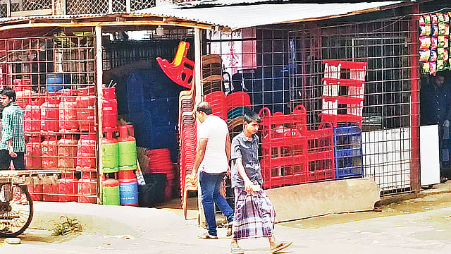 যত্রতত্র বিক্রি করা হচ্ছে এলপি গ্যাসের সিলিন্ডার। ভালুকার স্কয়ার মাস্টারবাড়ি বাসস্ট্যান্ড এলাকায়। ছবি: প্রথম আলো