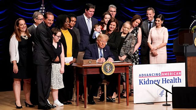 কিডনিবিষয়ক স্বাস্থ্য জটিলতা নিয়ে সরকারি পর্যায়ে নীতিনির্ধারণের জন্য বিশেষ নির্বাহী আদেশে স্বাক্ষর করেছেন ডোনাল্ড ট্রাম্প। ছবি: রয়টার্স