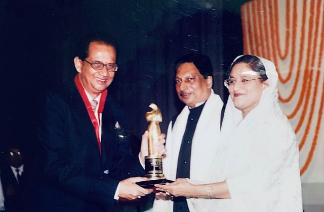 ১৯৯৬ সালে তৎকালীন প্রধানমন্ত্রী শেখ হাসিনার কাছ থেকে জাতীয় চলচ্চিত্র পুরস্কার নিচ্ছেন দিলীপ বিশ্বাস।