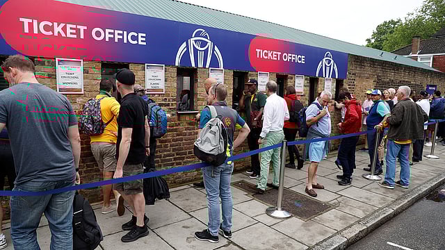 টিকিট কাউন্টারে কোনো ভিড় নেই। ইংলিশরা সমর্থনের মাত্রাটা জানে। ছবি: রয়টার্স