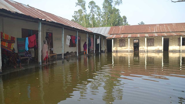 বুড়াবুড়ি ইউনিয়নের জনতারহাট দাখিল মাদ্রাসায় আশ্রয় নিয়েছে বন্যাকবলিত মানুষ। ছবি: সফি খান