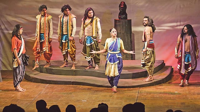 নিত্যপুরাণ নাটকের দৃশ্য। ছবি: হাসান রাজা