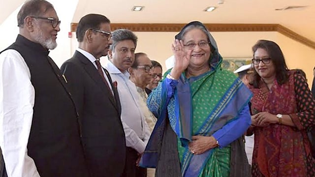 বিমানবন্দরে প্রধানমন্ত্রী শেখ হাসিনাকে বিদায় জানান মন্ত্রিপরিষদের সদস্যসহ উচ্চপদস্থ কর্মকর্তারা। ছবি: বাসস