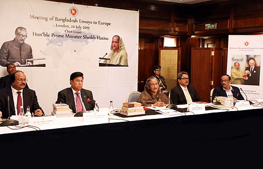 যুক্তরাজ্যর রাজধানী লন্ডনে প্রথমবারের মতো আয়োজন করা হয় বাংলাদেশি রাষ্ট্রদূতদের সম্মেলন। সম্মেলনে বক্তব্য দেন প্রধানমন্ত্রী শেখ হাসিনা। ২০ জুলাই, লন্ডন, যুক্তরাজ্য। ছবি: বাসস