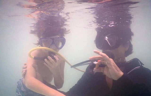 ছেলেকে নিয়ে পানির নিচে শাহরুখ।