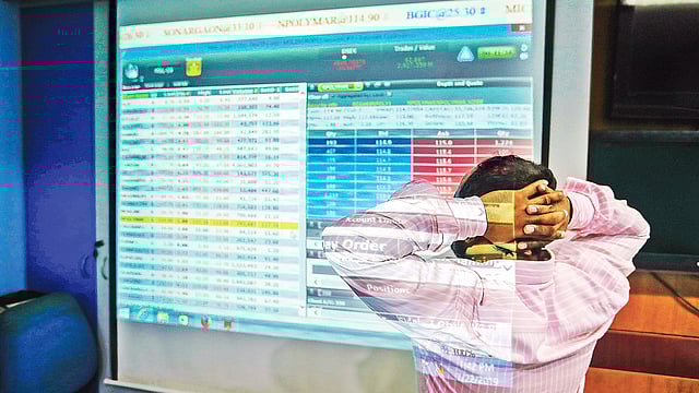 শেয়ারবাজারে এক দিনেই চার হাজার কোটি টাকার বেশি দর হারিয়েছে লেনদেন হওয়া কোম্পানিগুলোর। তাতেই মাথায় হাত বিনিয়োগকারীর। গতকাল দুপুরে লেনদেন চলাকালে রাজধানীর মতিঝিলে একটি ব্রোকারেজ হাউসে। ছবি: সাজিদ হোসেন