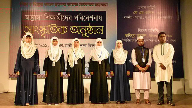 একে একে শোনাল দেশের গান, হামদ ও নাত। সমবেত কণ্ঠে জাতীয় সংগীতের মধ্য দিয়ে শুরু হয় অনুষ্ঠান। ছবি: শিল্পকলা একাডেমির সৌজন্যে