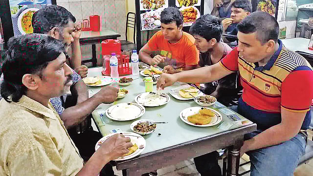 সৈয়দপুরে সুস্বাদু বট–পুরির প্রতি নগরবাসীর আকর্ষণ বাড়ছে। সৈয়দপুর রেলওয়ে জেলা ক্যানটিনে। ছবি: প্রথম আলো