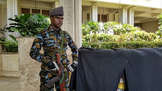 মালিঙ্গাকে দেখে ব্যারিকেড ছেড়ে বেড়িয়ে এসেছেন নিরাপত্তাকর্মী, সানন্দে ছবি তুলতেও রাজি হয়ে গেলেন। ছবি: প্রথম আলো