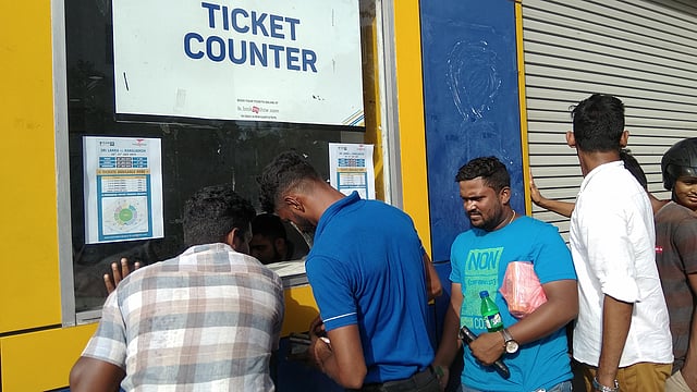 প্রথম ম্যাচের জন্য ২৩ তারিখেই লাইন ছিল টিকিট কাউন্টারে। ছবি: প্রথম আলো