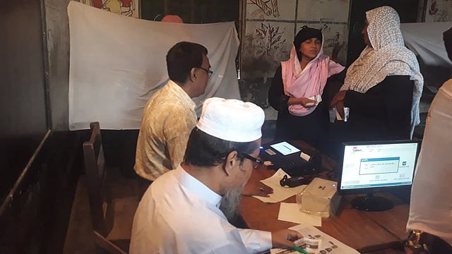 দুই ভোটার একসঙ্গে রানীপুরা সরকারী প্রাথমিক বিদ্যালয় কেন্দ্রে ভোট দিচ্ছেন। ছবি: আসাদুজ্জামান