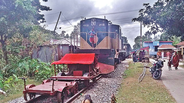 এই ট্রেনে আশ্রয় নিয়েছেন বানভাসি মানুষ। গতকাল গাইবান্ধা সদরের বাদিয়াখালী স্টেশন এলাকায়। ছবি: প্রথম আলো