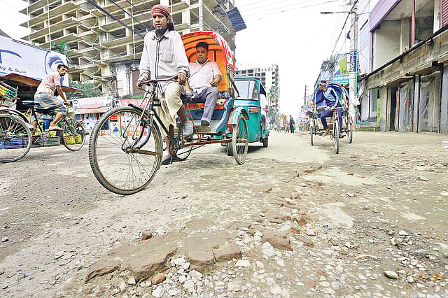 ভাঙাচোরা আর গর্ভে ভরা সড়কে ভোগান্তি নিয়ে চলাচল করছে বিভিন্ন যানবাহন। গতকাল বিকেলে নাইওরপুল-টিলাগড় সড়কের মিরাবাজার এলাকায়। ছবি: প্রথম আলো