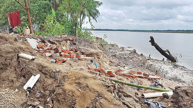 শঙ্খের ভাঙনে ধসে পড়া একটি বাড়ি। গত বৃহস্পতিবার দুপুরে চট্টগ্রামের বাঁশখালীর পুকুরিয়া ইউনিয়নের তেচ্ছিপাড়ায়। হিমেল বড়ুয়া