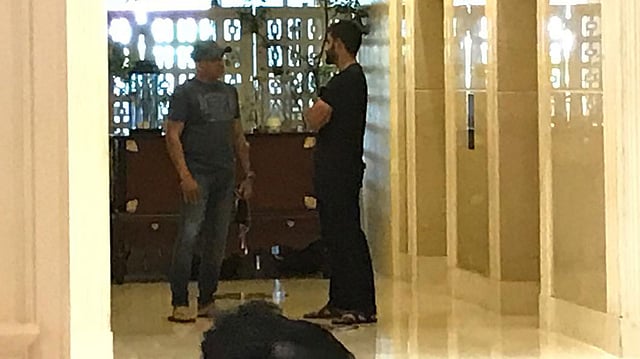 বেশ কিছুক্ষণ তামিমকে ব্যাটিংয়ের টোটকা দিলেন হাথুরু। ছবি: প্রথম আলো