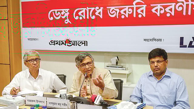 প্রথম আলো আয়োজিত ‘ডেঙ্গু রোধে জরুরি করণীয়’ শীর্ষক গোলটেবিল বৈঠকে (বাঁ থেকে) নজরুল ইসলাম, আবদুল্লাহ আবু সায়ীদ, এম এম আক্তারুজ্জামান। গতকাল কারওয়ান বাজারে প্রথম আলো কার্যালয়ে। ছবি: প্রথম আলো