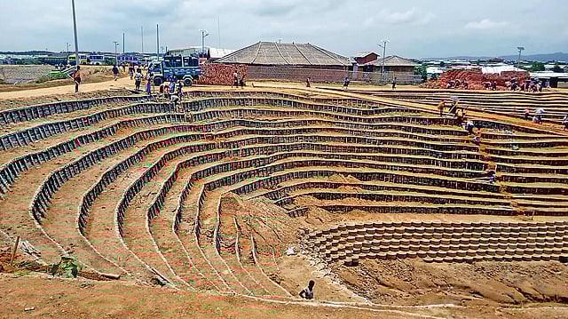 কক্সবাজারের উখিয়ার রোহিঙ্গা শিবিরে পাহাড়ের ঢালুতে বাঁশের বেড়া দিয়ে মাটির স্তর তৈরি করে সেখানে চলছে ঘাস ও বনায়ন সৃজন। সম্প্রতি মধুরছড়া শিবিরে। প্রথম আলো