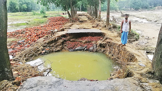বন্যার পানির তোড়ে ক্ষতবিক্ষত হয়ে পড়েছে সড়ক। চলাচলের উপায় নেই। গত বৃহস্পতিবার চট্টগ্রামের রাউজানের ডাবুয়ায়। এস এম ইউসুফ উদ্দিন