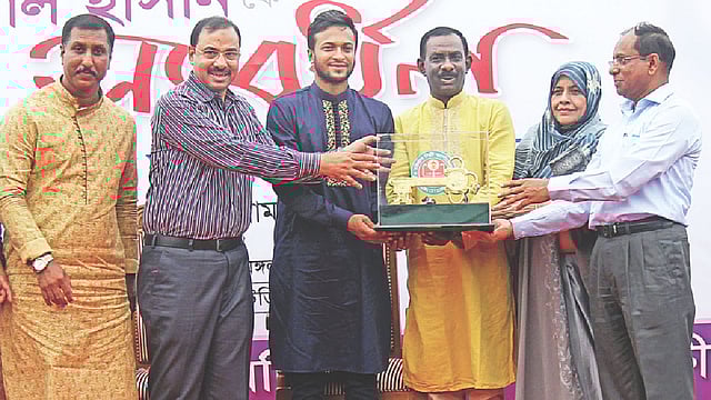 সাকিবের হাতে চট্টগ্রাম নগরের প্রতীকী চাবি তুলে দিচ্ছেন মেয়র আজম নাছির উদ্দীন (বাঁয়ে)। ছবি: প্রথম আলো