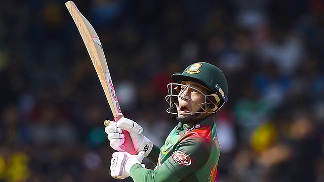 মুশফিকের চোখ আরও ওপরে? ছবি: এএফপি