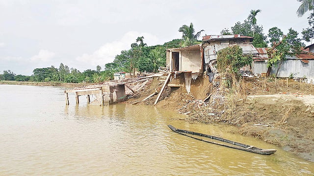 শঙ্খ নদে বিলীন হয়ে গেছে পাকা দুটি ভবন। পাশের বসতঘরগুলোও রয়েছে ঝুঁকিতে। গত মঙ্গলবার বিকেলে চট্টগ্রামের সাতকানিয়ার পূর্ব আমিলাইষ গ্রামে। প্রথম আলো